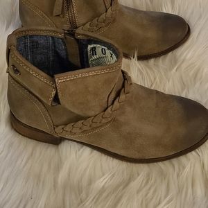 Brand New Never worn. Tan, sz 8.5 Roxy boots!